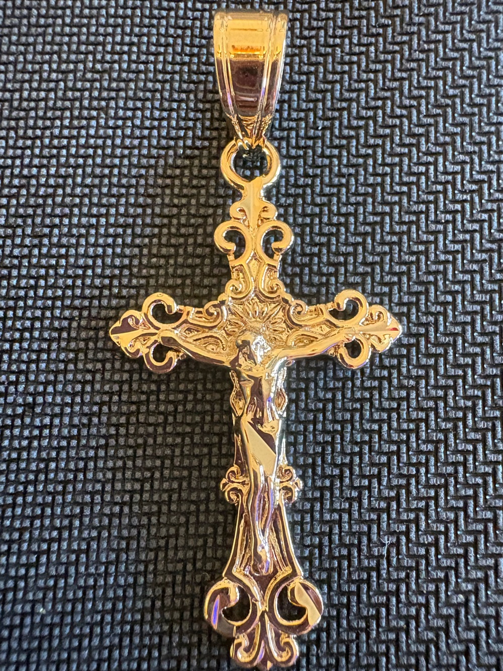 Gold Tone NWT Ornate Crucifix Pendant - Unisex Jewelry. 2”
